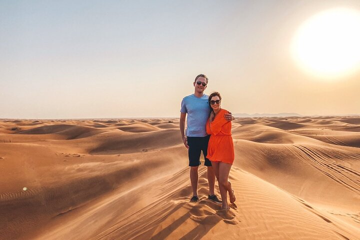 Discover the serene beauty of Dubai’s desert at sunrise where tranquil dunes create an unforgettable backdrop for memorable moments and unique desert activities to enjoy together.
